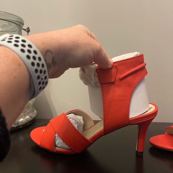 Red high heels. - Picture 7 of 8